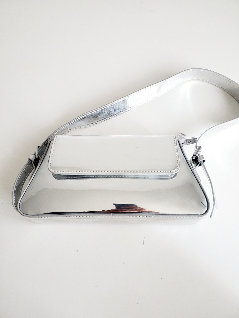 Sleek Silver Women's Shoulder Bag